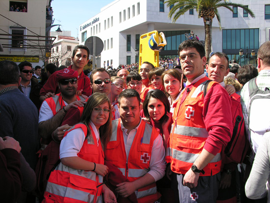 Miembros de la Cruz Roja de Priego en la ma�ana del viernes santo. Foto: Pepe Yepes