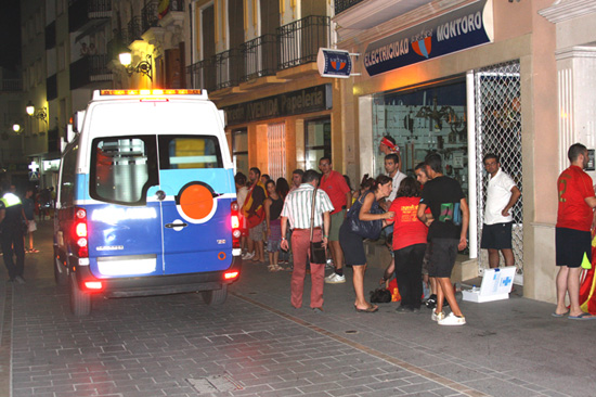 M�dico atendiendo a la ni�a herida 