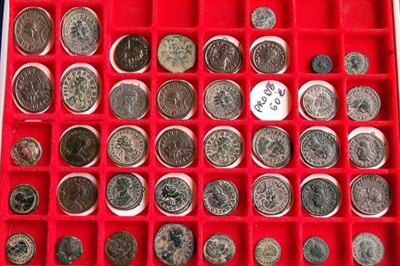 Monedas Requisadas por los agentes (Foto Archivo Web)