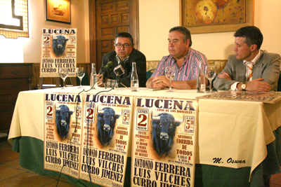 Mesa de la presentacion del cartel