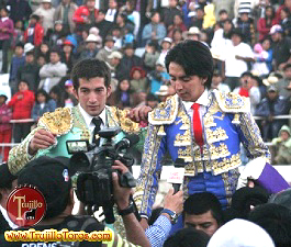 Curro Jimenez a hombros junto a su compa�ero en Peru Juan Carlos Cubas