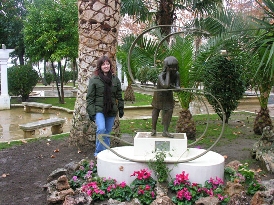 Foto de la obra y su autora