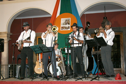 Instante de la actuaci�n en el Paseillo