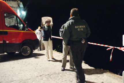 la alcaddesa interesandose por la herida