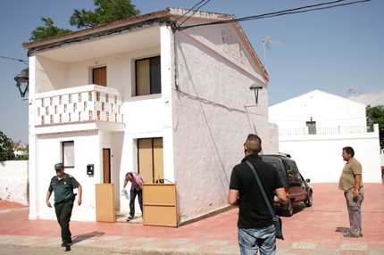 policia judicial abandanando la casa y el tio de la fallecida a la derecha