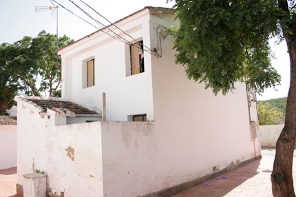 parte trasara de la vivienda donde se aprecia el reducido espacio del patio haciendo esquina
