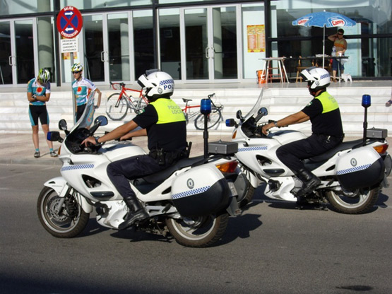 Dos agentes de la Polic�a Local de Roquetas de Mar