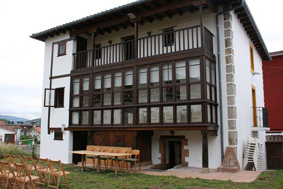 Sede de la Escuela Espa�ola de Espeleolog�a en Ramales de la Victoria