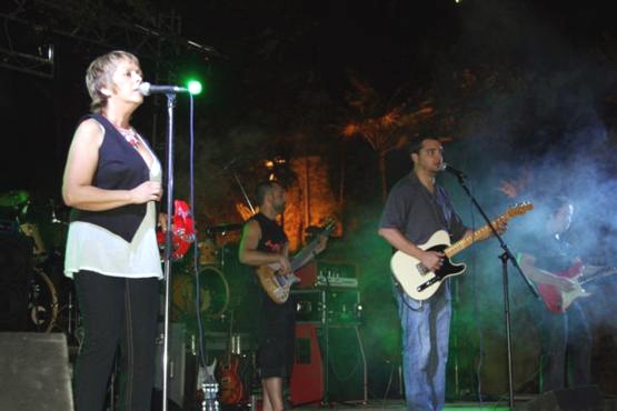 Maricarmen Bretones: voz principal y coros de Elegant Band