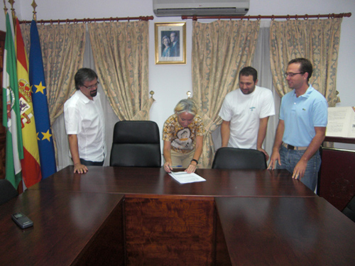 Foto firma acta de replanteo e inicio de las obras (foto cedida)