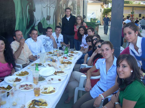 Curro Jim�nez junto a un grupo de amigos