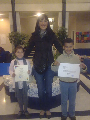 Virginia Berm�dez Ca�as con los peque�os Reda Saugdali y Luc�a Guzm�n