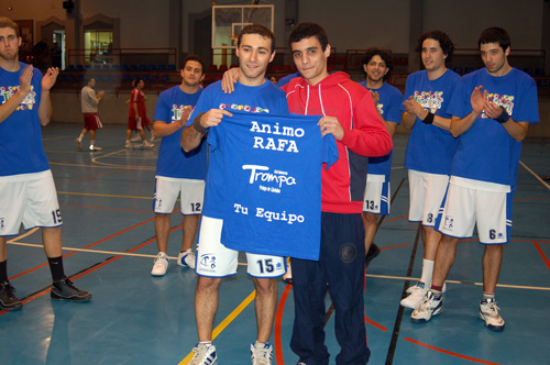 Acto de entrega de una camiseta a Rafa Pa�eda