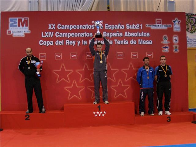 Carlos Machado recibe la copa