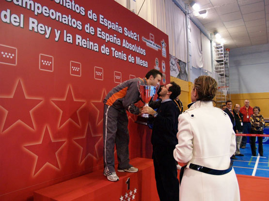 Miguel �ngel Machado entrega el trofeo a su hermano Carlos